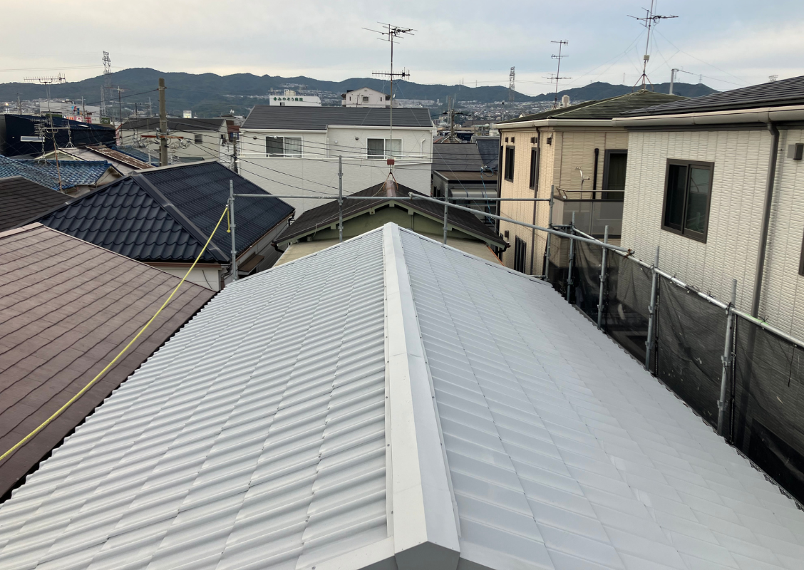 金属瓦の屋根がシルバーグレーでスタイリッシュに生まれ変わりました 