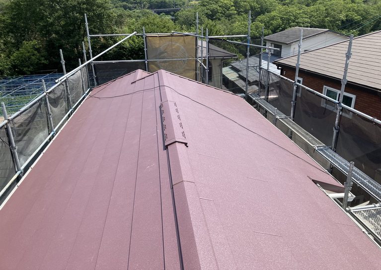 気品漂うワインレッド！上品な華やかさと重厚感をプラスした屋根へ