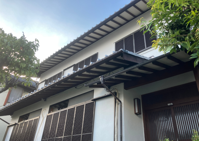 白壁×濃色木部で魅せる、落ち着きのある和の住まい