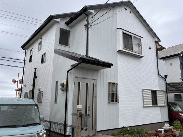 白×ムーングレーの上品ツートン！グレーの屋根で引き締める洗練されたモダン邸宅